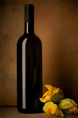 Etiketsiz kırmızı şarap şişesi, yemek minimalist kompozisyon, natürmort hayat, şarap etiketsiz