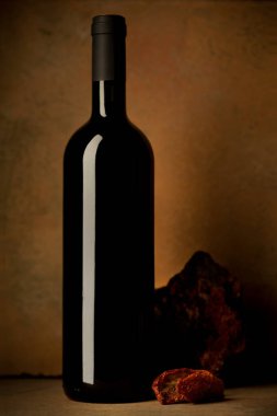 Etiketsiz kırmızı şarap şişesi, yemek minimalist kompozisyon, natürmort hayat, şarap etiketsiz