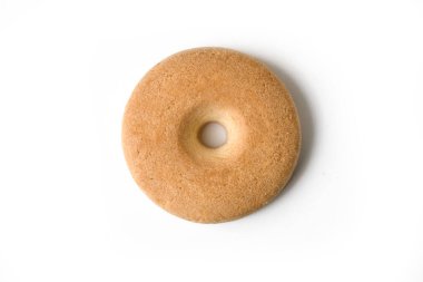 Klasik bisküviler. Ortasında delik olan dairesel bisküviler, tipik olarak un, tereyağı ve şeker gibi basit malzemelerle yapılmış, yüzeyde ufalanmış ve hafifçe altın renginde.