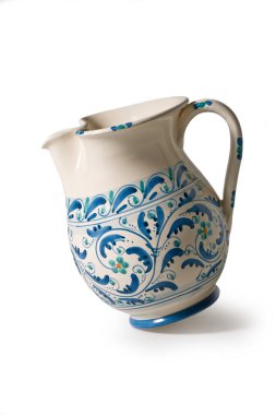 Beyaz arka planda Sicilya-Akdeniz seramik sürahisi, Caltagirone, Sicilya 'dan geleneksel İtalyan seramik