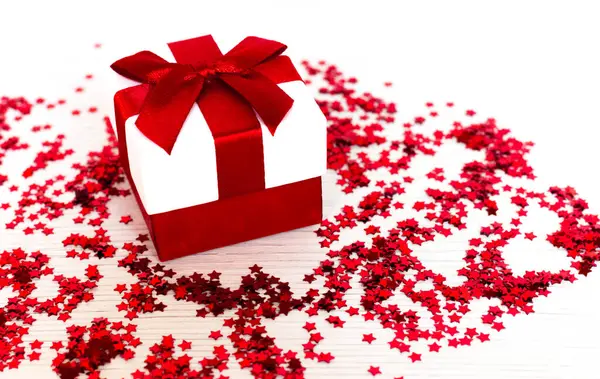 Kleine Rot Weiße Geschenkschachtel Mit Schleife Auf Hellem Holzgrund Und — Stockfoto