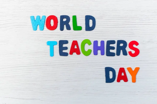 İngilizce 'de Dünya Öğretmenler Günü tabiriyle renkli mektuplar.