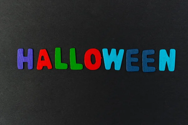 Letras Coloridas Con Palabra Halloween Sobre Fondo Negro —  Fotos de Stock