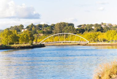 Illa do Covo köprüsü Lerez nehri üzerinde.  