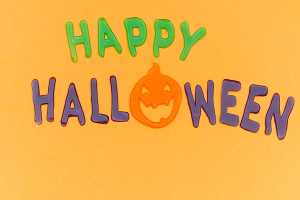 Renkli mektuplar Turuncu arka planda Mutlu Cadılar Bayramı 