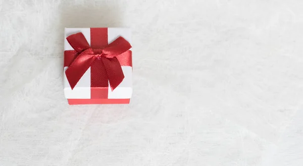 Geschenkbox Mit Roter Schleife Auf Hellem Hintergrund — Stockfoto