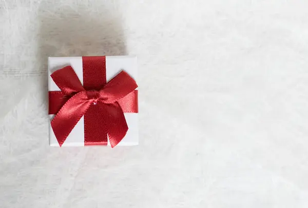 Geschenkbox Mit Roter Schleife Und Hellem Hintergrund — Stockfoto