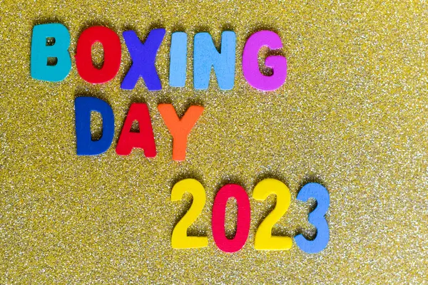 Altın ve parlak bir arkaplanda Boks Günü tabiriyle renkli mektuplar. 