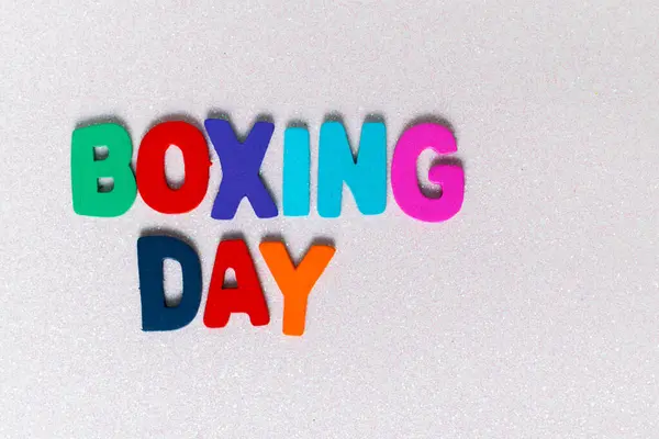 Beyaz arkaplanda parıltılı boks günü tabiriyle renkli harfler.