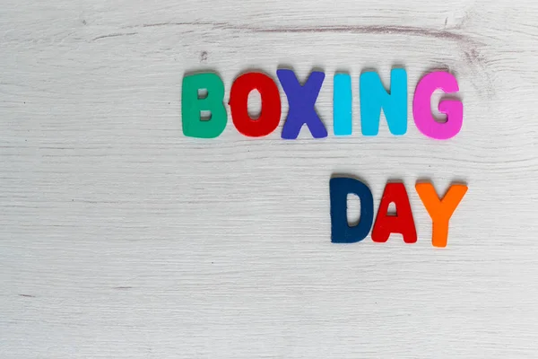 Açık ahşap arka planda Boks Günü tabiriyle renkli harfler. 