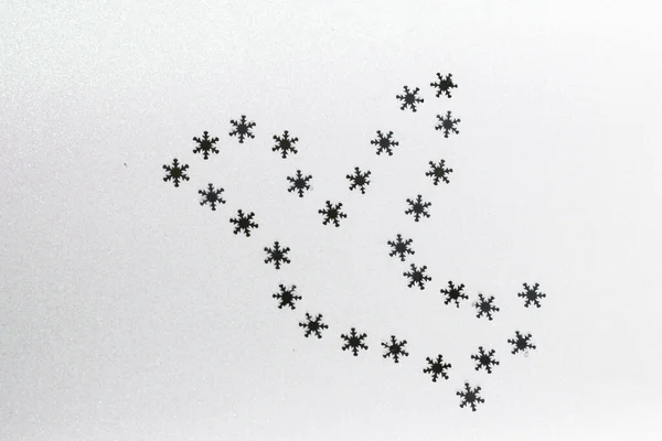 Hafif arkaplanda kar tanelerinden yapılmış barış güvercini