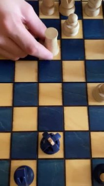 Tahta üzerinde satranç hamlesi