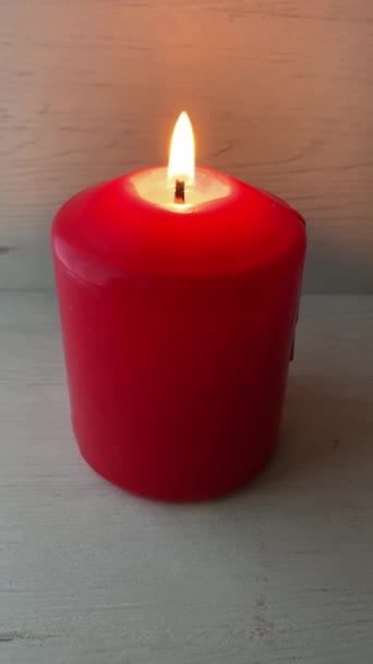 Αναμμένο Κόκκινο Κερί Ανοιχτό Ξύλινο Φόντο Και Κάθετο — Αρχείο Βίντεο