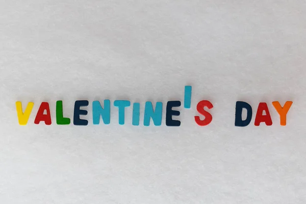 Üzerinde sevgililer günü ifadesi olan beyaz arkaplan ve çalışma alanı olan renkli mektuplar.