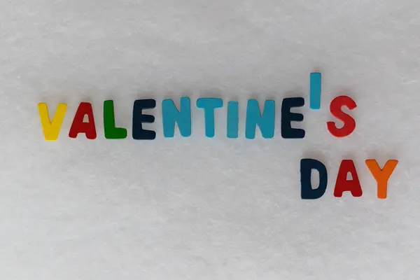 Beyaz bir arkaplan ve çalışma alanı üzerinde VALENTINE Günü tabiriyle renkli harfler Icono de Validado por la comunidad