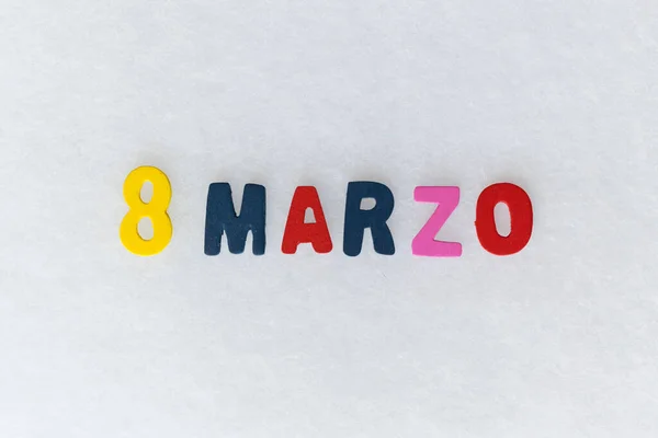 Üzerinde 8 Mart tarihli renkli mektuplar, Uluslararası Kadınlar Günü, beyaz bir arkaplan ve çalışmak için alan