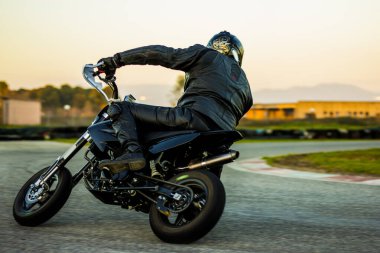 Bisikletli, pistte gidiyor..