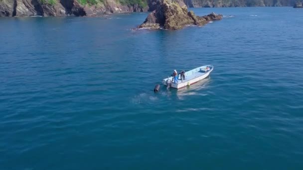 Hava Manzaralı Bir Teknede Dalgıçlar — Stok video