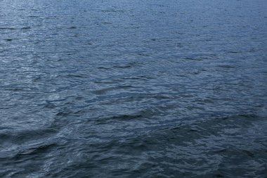 Dalgalı deniz suyu