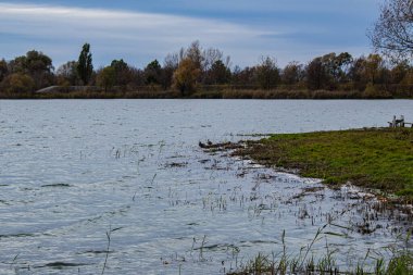 Sonbahar gölü güneşli bir sonbahar gününde.