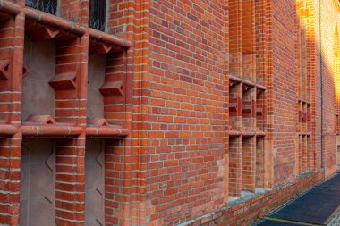 Kırmızı çatılı kırmızı tuğla duvar. tuğla duvar arkaplanı.