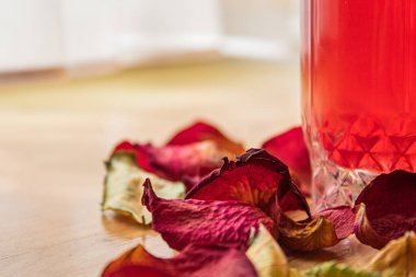 Masada şeffaf camlı kırmızı gül, yakın görüş.