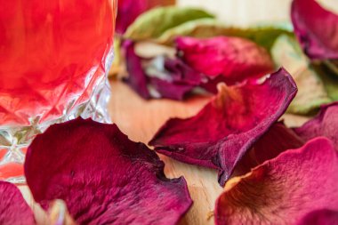 Cam şişelerde kırmızı güller