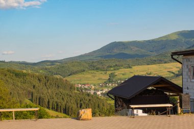 Dağın tepesinde ahşap bir ev. Slovakya