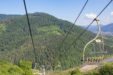 Dağlarda teleferik vagonu. Üstte teleferik var.