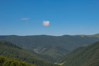 Dağ sırası olan güzel bir manzara.
