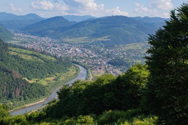 Yazın dağların manzarası