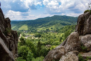 Dağlardaki dağ köyü manzarası, Ukrayna