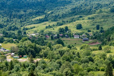 Güzel dağ manzarası ile küçük bir köy
