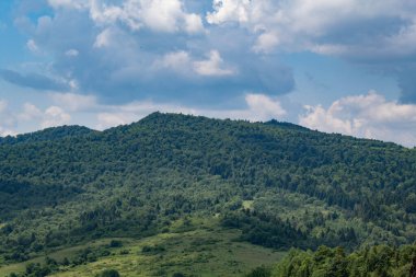 Yazın mavi gökyüzüyle dağ manzarası.