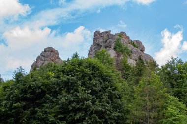 Dağlardaki kayalar. güzel doğa