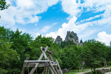 Dağlardaki ahşap köprü