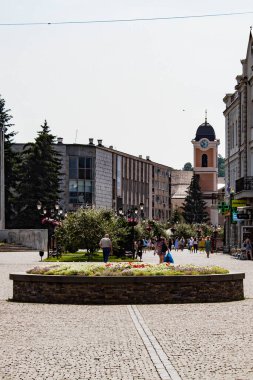 sofia, bulgaria - 15 Ağustos, 216: Sofya, bulgarya sokaklarında yürüyen insanlar