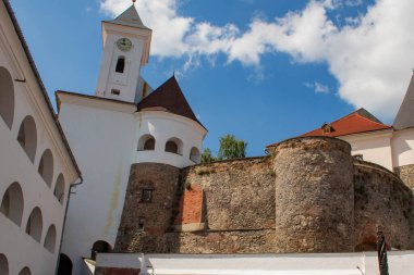 En ünlü eyaletin başkentindeki eski kasabadaki kutsal üçlünün kalesi.