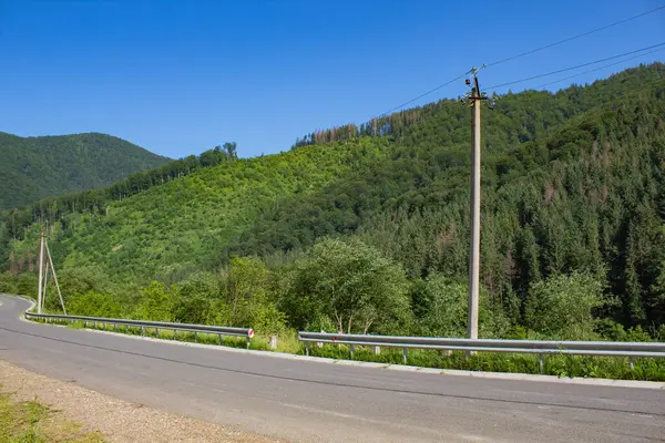 Dağlarda yol