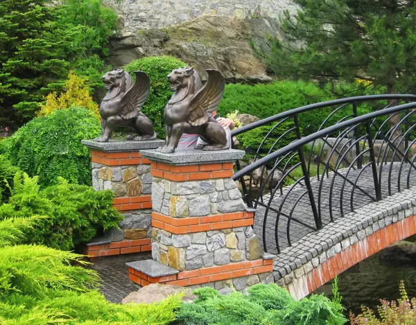 Aşıkların doğa manzarası Parkta aslanlarla köprü