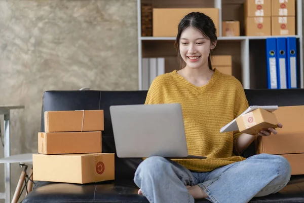 Hübsch Lächelnde Asiatin Beim Online Shopping Hause Mit Paketkästen Online — Stockfoto