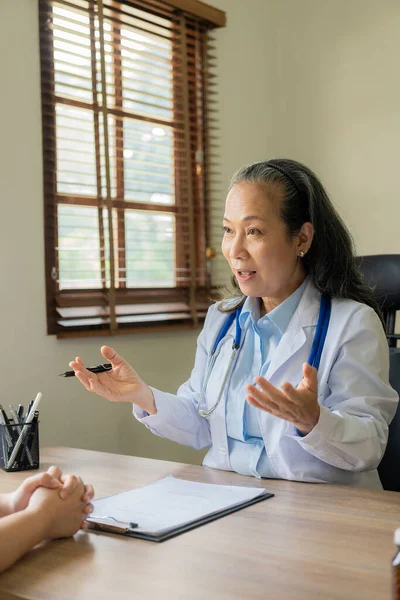 Starszy Lekarz Azjatycki Psychiatra Kobieta Lekarz Doradzający Młodemu Pacjentowi Stetoskop — Zdjęcie stockowe