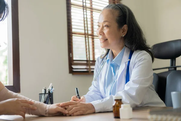 Leitender Asiatischer Arzt Psychiater Ärztin Berät Junge Patientin Benutzt Stethoskop — Stockfoto