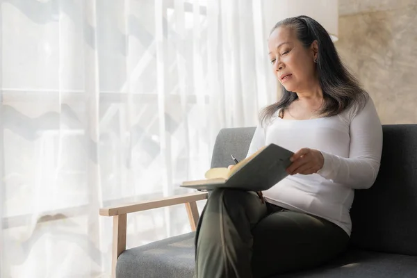 Asiática Senior Mujer Leyendo Libro Sofá Casa Actividad Ideas Para — Foto de Stock