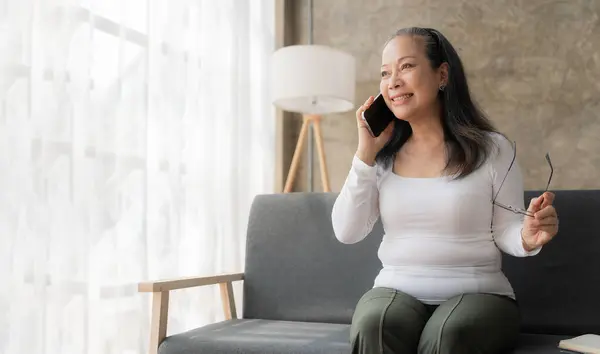 Happy Asian Senior Kobieta Trzyma Telefon Komórkowy Rozmowy Wideo Online — Zdjęcie stockowe