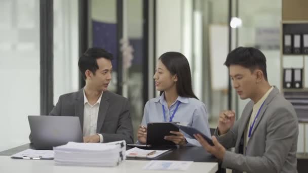 Gruppo Giovani Imprenditori Asiatici Incontro Brainstorming Ufficio Riunione Lavoro Sui — Video Stock