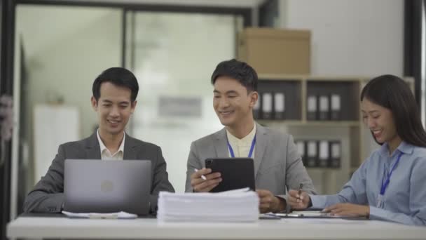 Grupo Jóvenes Empresarios Asiáticos Reunión Lluvia Ideas Oficina Reunión Trabajo — Vídeo de stock
