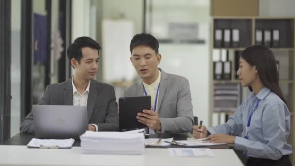 Fiatal Ázsiai Üzletemberek Csoportja Üzleti Tervekkel Foglalkozó Irodai Munkaértekezleteken Találkozik — Stock videók