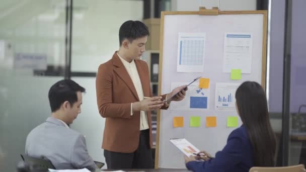 Skupina Mladých Asijských Podnikatelů Setkání Brainstorming Kanceláři Pracovní Setkání Obchodních — Stock video