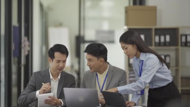 Grupo Jovens Empresários Asiáticos Apaixonados Entusiasmados Com Seu Trabalho Encoraje — Vídeo de Stock